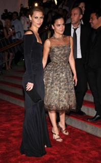 Alice Braga feet photo thumbnail