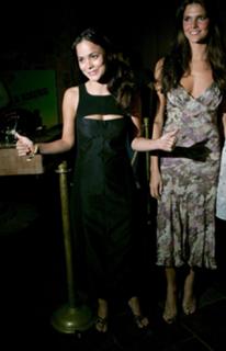 Alice Braga feet photo thumbnail