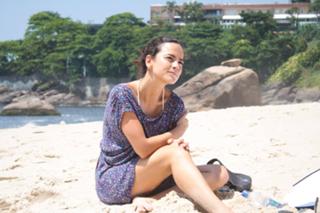 Alice Braga feet photo thumbnail