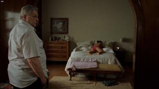 Alice Braga feet photo thumbnail