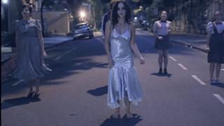 Alice Braga feet photo thumbnail