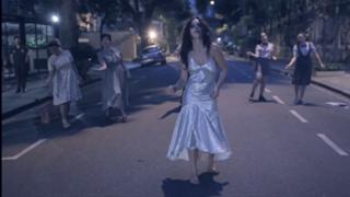 Alice Braga feet photo thumbnail