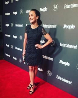 Alice Braga feet photo thumbnail