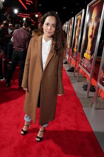 Alice Braga feet photo thumbnail