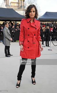 Alice Braga feet photo thumbnail