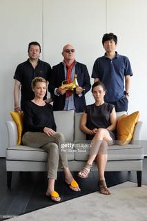 Alice Braga feet photo thumbnail