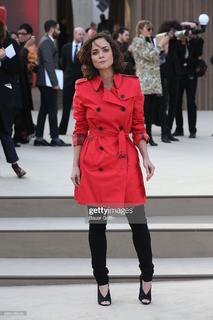 Alice Braga feet photo thumbnail