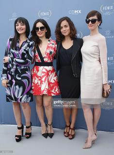 Alice Braga feet photo thumbnail