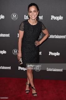 Alice Braga feet photo thumbnail