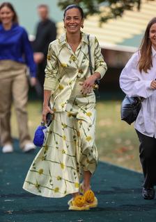 Alice Braga feet photo thumbnail