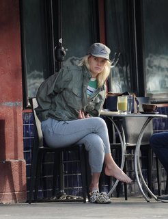 Alice Eve feet photo thumbnail