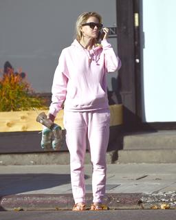 Alice Eve feet photo thumbnail