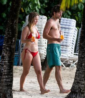 Alice Eve feet photo thumbnail