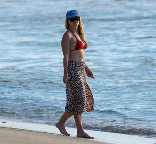 Alice Eve feet photo thumbnail