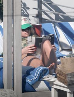 Alice Eve feet photo thumbnail