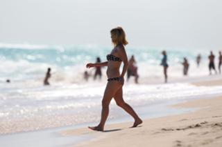 Alice Eve feet photo thumbnail