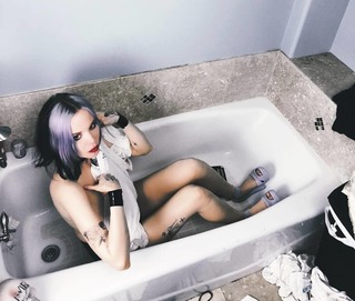 Alice Glass feet photo 3