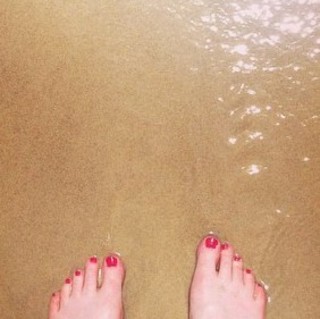 Alice Levine feet photo thumbnail