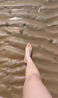 Alice Merton feet photo 5