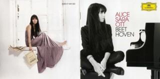 Alice-Sara Ott feet photo 8