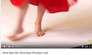 Alice-Sara Ott feet photo 16