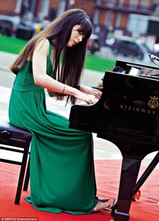 Alice-Sara Ott feet photo 12