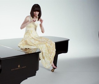 Alice-Sara Ott feet photo 4