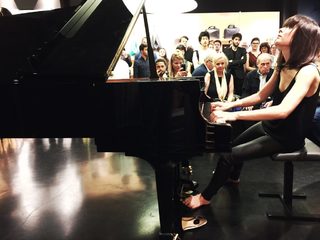 Alice-Sara Ott feet photo 12