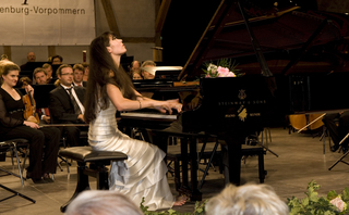 Alice-Sara Ott feet photo 11