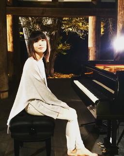 Alice-Sara Ott feet photo 2