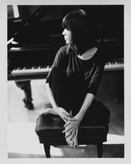 Alice-Sara Ott feet photo 19
