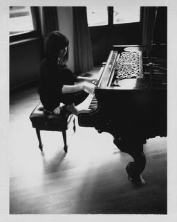 Alice-Sara Ott feet photo 17
