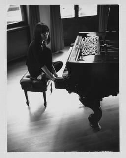 Alice-Sara Ott feet photo 16