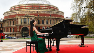 Alice-Sara Ott feet photo 10
