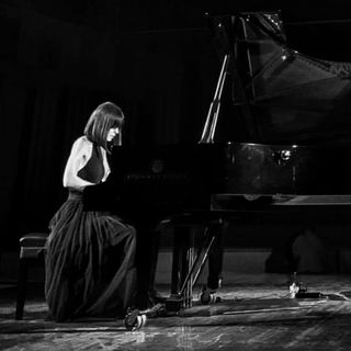 Alice-Sara Ott feet photo 20