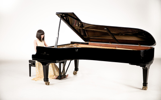 Alice-Sara Ott feet photo 3