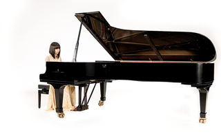 Alice-Sara Ott feet photo 2