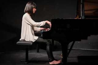 Alice-Sara Ott feet photo 20
