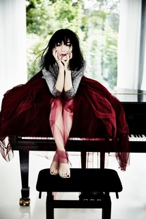 Alice-Sara Ott feet photo 19