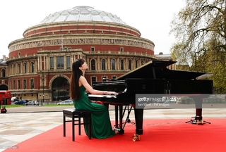 Alice-Sara Ott feet photo 7