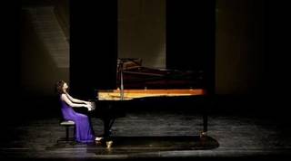Alice-Sara Ott feet photo 5