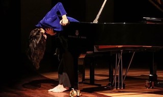 Alice-Sara Ott feet photo 10