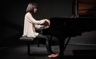 Alice-Sara Ott feet photo 8