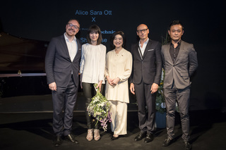 Alice-Sara Ott feet photo 7