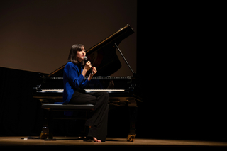 Alice-Sara Ott feet photo 13