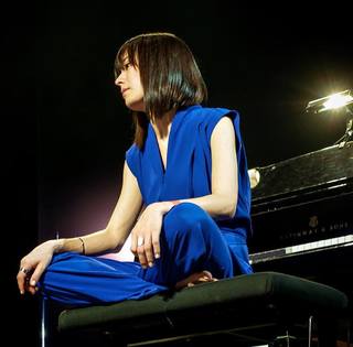 Alice-Sara Ott feet photo 8