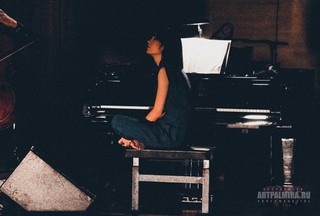 Alice-Sara Ott feet photo 16