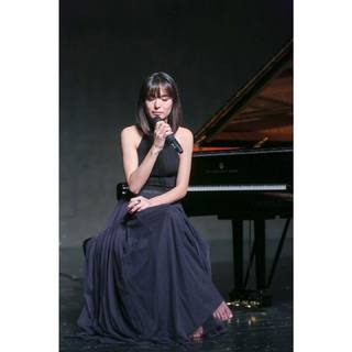 Alice-Sara Ott feet photo 19