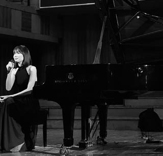 Alice-Sara Ott feet photo 16