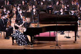 Alice-Sara Ott feet photo 8